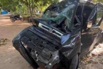 බුත්තල - කතරගම පාරේ 15 කණුව අසලදී මෝටර් රථයක් ගසක ගැටෙයි- දෙදෙනෙකුට බරපතළයි