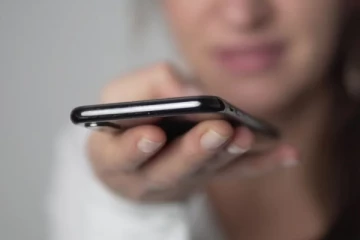 சாட்சியமளிப்பதை தொலைபேசியில் பதிவு செய்த பெண்ணுக்கு அபராதம்! தொலைபேசியும் பறிமுதல்