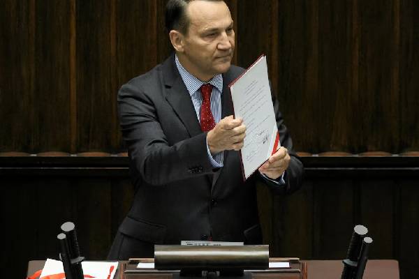 ரஷ்ய தூதரகத்தை இழுத்து மூடிவிட்டு இராணுவத்தைக் களமிறக்கிய ஐரோப்பிய நாடு | Poland Close Russian Consulate