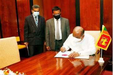 மஹாபொல உயர் கல்விப் புலமைப்பரிசில்! கையெழுத்திட்ட சபாநாயகர்