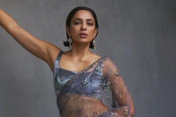 ட்ரான்ஸ்பரென்ட் சேலையில் விருது விழாவுக்கு வந்த சோபிதா துளிபாலா! ஹாட் ஸ்டில்கள்