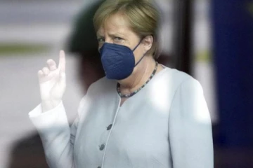 இருவேறு தடுப்பூசிகளைப் பெற்றுக் கொண்ட ஜேர்மன் அதிபர்