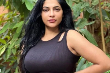 உச்சக்கட்ட கிளாமர் லுக்!! 42 வயதில் வாய்ப்பிளக்க வைக்கும் பாக்கியலட்சுமி ராதிகா!!