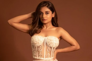 பாபநாசம் படத்தில் குழந்தையாக நடித்த எஸ்தர் அணிலா இப்படி.. உச்சகட்ட கிளாமர்