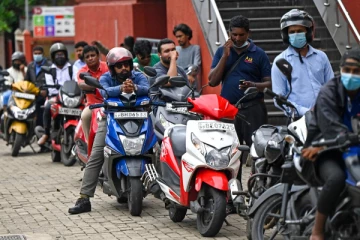 எரிபொருள் வரிசையில் 19 வயது இளைஞனுக்கு நேர்ந்த கதி!
