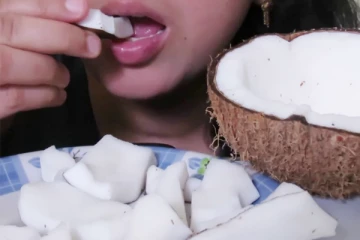 இலங்கையில் பகலுணவாக தேங்காய் துண்டுகளை கொண்டு வந்த மாணவி