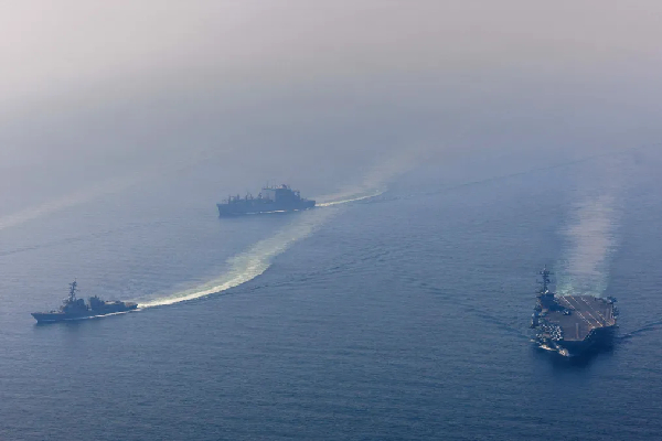 அதிகரிக்கும் பதற்றம் : ஈரானை நெருங்கியது அமெரிக்காவின் ஆபிரகாம் லிங்கன் விமானம் தாங்கி கப்பல் | Us Warships And Fighter Jets Tracked Near Iran