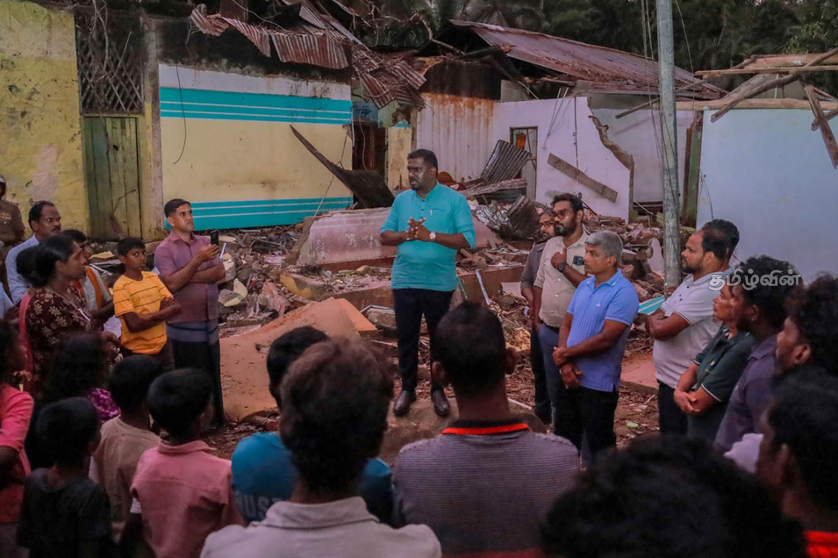 6 லயன் குடியிருப்பில் முறிந்து விழுந்த மரக்கிளை - நேரில் சென்று நலம் விசாரித்த பிரதி அமைச்சர் | 6 Houses Were Damaged Due To Tree Felling 6 லயன் குடியிருப்பில் முறிந்து விழுந்த மரக்கிளை - நேரில் சென்று நலம் விசாரித்த பிரதி அமைச்சர் | 6 Houses Were Damaged Due To Tree Felling