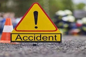 රිය අනතුරකින් තිදෙනෙකු රෝහල්ගත කරයි.