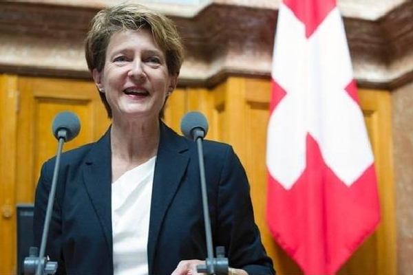 சுவிஸ் சாலையில் சென்ற கார் ஒன்றில் லிப்ட் கேட்ட இரு பெண்களுக்கு காத்திருந்த இன்ப அதிர்ச்சி! | Swiss Lift Hitchhikers Mini Cooper Car Simonetta