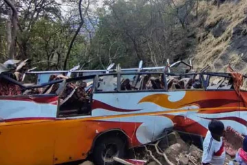 ආසන්නම රටේ බස් රථයක් පෙරළී සිදුවූ 12ක් මිය ගිය සිදුවීම..