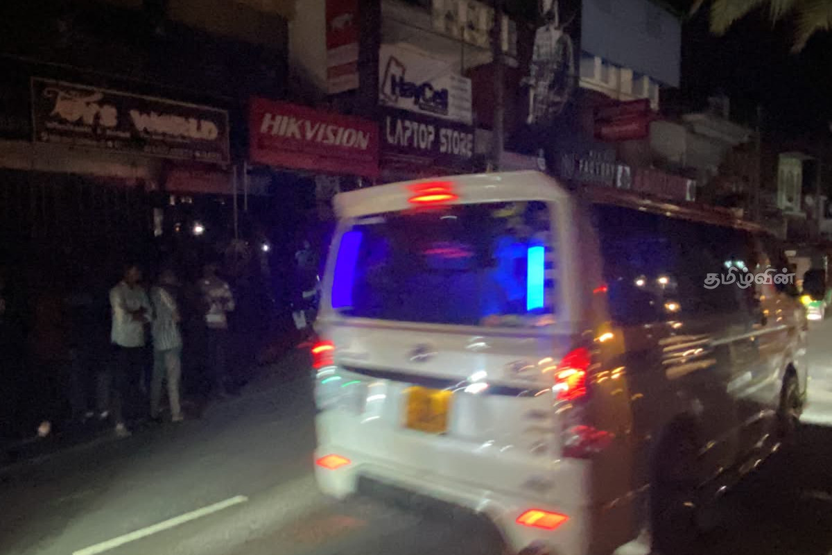 காத்தான்குடியில் வர்த்தக நிலையம் ஒன்றில் தீப்பரவல் - பிரதான வீதி போக்குவரத்தும் பாதிப்பு | Fire Breaks Out At Commercial Center In Kattankudy காத்தான்குடியில் வர்த்தக நிலையம் ஒன்றில் தீப்பரவல் - பிரதான வீதி போக்குவரத்தும் பாதிப்பு | Fire Breaks Out At Commercial Center In Kattankudy