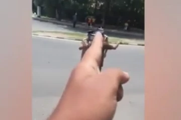 අද පාර්ලිමේන්තුව අසල පොලිසිය සහ විරෝධතාකරුවන් පිරිසක් අතර උණුසුම් තත්ත්වයක්... (VIDEO)