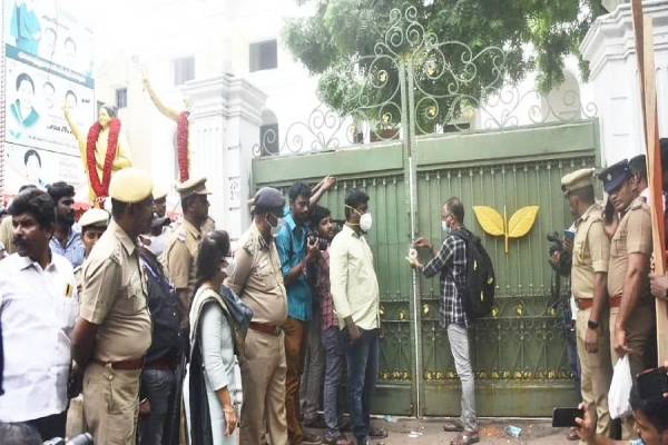 அதிமுக தலைமை அலுவலகம் சென்றார் இடைக்கால பொதுச்செயலாளர் எடப்பாடி பழனிசாமி | Edappadi Palaniswami Went To Aiadmk Head Office அதிமுக தலைமை அலுவலகம் சென்றார் இடைக்கால பொதுச்செயலாளர் எடப்பாடி பழனிசாமி | Edappadi Palaniswami Went To Aiadmk Head Office