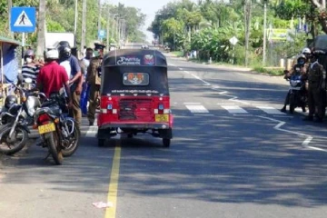 அதிபரை மிரட்டி பணம் பறித்து வந்த  இளைஞர்; பைக்கோடு அள்ளிச்சென்ற பொலிஸார்!