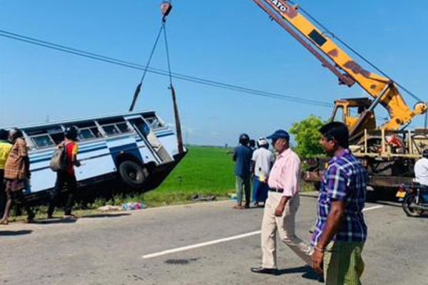 கதிர்காமத்தில் இருந்து சென்ற பேருந்து விபத்து;10 பேர் காயம்; தப்பியோடிய சாரதி | Bus Carrying Pilgrims From Kathirgam Accident