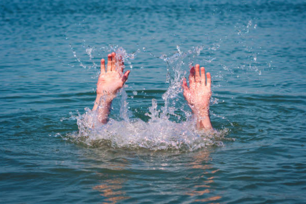 கடலில் குளிக்கச் சென்ற இரண்டு ரஷ்ய நாட்டவர்களுக்கு நேர்ந்த கதி | Moment Escape For Two Russian Nationals Swimming