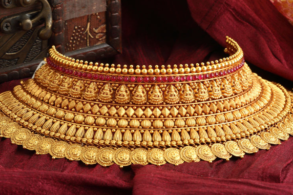 தொடர் உயர்வுக்கு இடையே  மகிழ்ச்சியை ஏற்படுத்திய தங்கத்தின் விலை! | At Least The Price Of Gold Between Series Rises