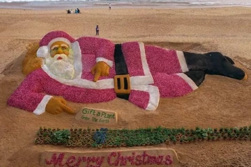 இந்தியாவில் வியக்க வைக்கும் கிறிஸ்மஸ் தாத்தா மணற்சிற்பம்