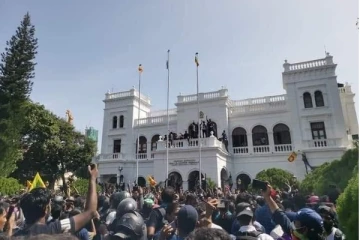 கொழும்பை தெறிக்கவிட்ட போராட்டகாரர்கள்;  வீழ்ந்தது பிரதமர் அலுவலகம்!