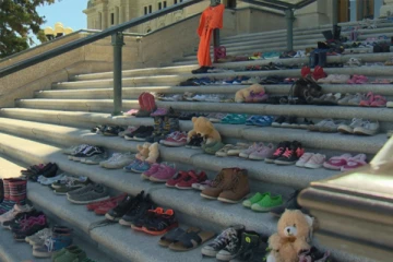 கனடா பள்ளி ஒன்றில் 215 சிறுவர் சிறுமியர் உடல்கள் கண்டுபிடிக்கப்பட்டதைத் தொடர்ந்து மாகாணம் ஒன்று முன்வைத்துள்ள கோரிக்கை