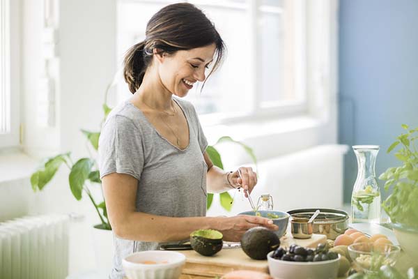 எப்பொழுதும் ஆரோக்கியமாக இருக்க வேண்டுமா? இந்த திசையில் அமர்ந்து சாப்பிடாதீங்க | Which Direction Sit And Eat In Is Good For Health