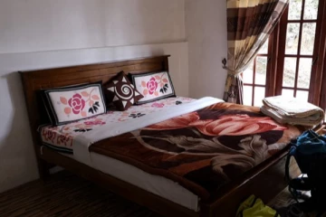 தங்கும் விடுதியில் ஜோடியாக வந்த பெண் சடலமாக மீட்பு; ஆண் தலைமறைவு