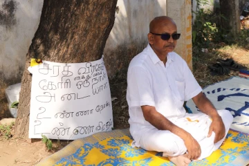 சரத் வீரசேகரவை உடனடியாக கைது செய் - யாழில் உண்ணாவிரத போராட்டம் (படங்கள்)