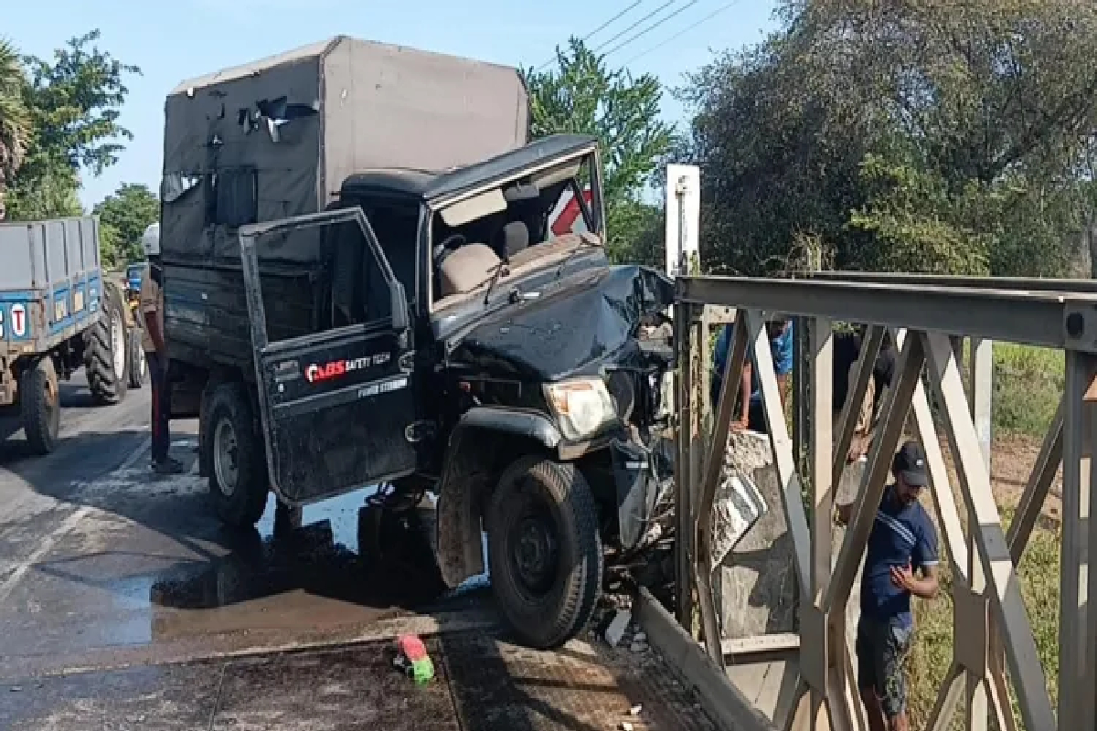 யாழில் இருந்து சென்ற வாகனம் பாலத்துடன் மோதுண்டு விபத்து | Vehicle Fish Jaffna Meets With An Accident