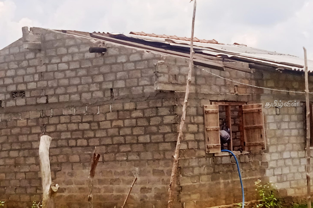 நாட்டில் வெவ்வேறு இடங்களில் பெய்த மழையால் வீடுகள் கடும் சேதம் | Windy Rain In Vavuniya
