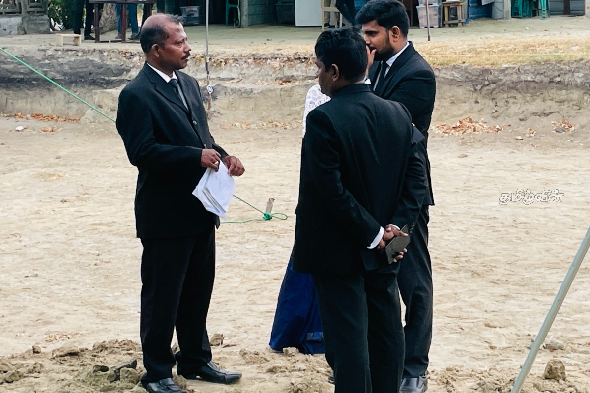 செம்மணி புதைகுழி அகழ்வில் குறையாத என்புக்கூடுகள் - இன்றும் 7 புதிதாக அடையாளம் | Bones Missing From Chemmani Burial Site Excavation செம்மணி புதைகுழி அகழ்வில் குறையாத என்புக்கூடுகள் - இன்றும் 7 புதிதாக அடையாளம் | Bones Missing From Chemmani Burial Site Excavation