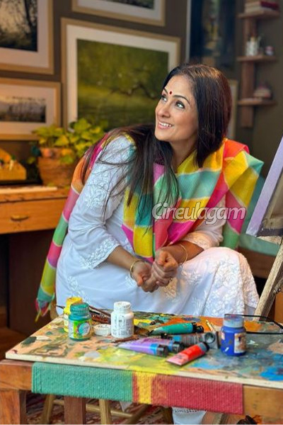 சிறுவயதில் இருக்கும் இந்த இரண்டு நடிகைகள் யார் என்று தெரிகிறதா?- அட இவங்கதானா? | Top Cinema Actresses Childhood Photo