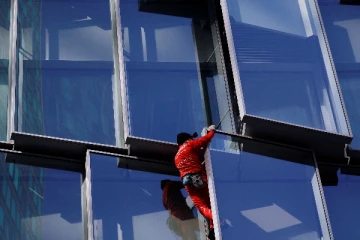 பிரான்ஸ் போராட்டங்களுக்கு ஆதரவாக பிரெஞ்சு ஸ்பைடர்மேன் செய்த செயல்