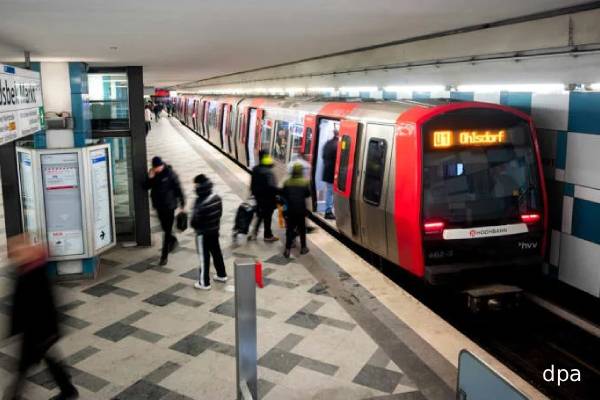 வேகமாக வந்த ரயில்... புலம்பெயர்ந்தோர் செய்த பயங்கர செயல் | Police Investigate 2 People Hit On Hamburg Train வேகமாக வந்த ரயில்... புலம்பெயர்ந்தோர் செய்த பயங்கர செயல் | Police Investigate 2 People Hit On Hamburg Train