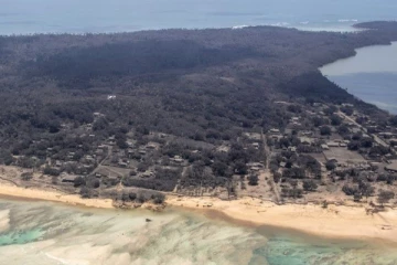 கடலுக்கு அடியில் வெடித்து சிதறிய எரிமலை: உலகத்துடனான தொடர்பை இழந்த டோங்கோ தீவு