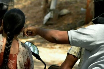 முச்சக்கர வண்டியின் சாரதியின் தலையில் சுத்தியலால் தாக்கி தங்கச் சங்கிலியை அறுத்து சென்ற இளைஞர்