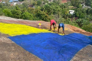 පොල්ගහවෙලම පුදුම කරමින් බැලුම්ගල කන්දෙන් විශාල බෞද්ධ කොඩියක් මතුවෙයි.(PHOTOS) .