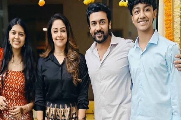 இந்த படத்தில் இருக்கும் குழந்தை யார்னு தெரியுதா? பிரபலமான நடிகைதான்! | Actress Jyothika Childhood Photo Goes Viral