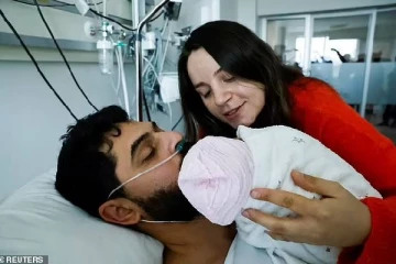 நிலநடுக்க இடிபாடுகளில் சிக்கி 11 நாட்கள்... பிறந்த குழந்தையை முதல்முறையாக சந்தித்த தந்தை: நெகிழ்ச்சி தருணம்