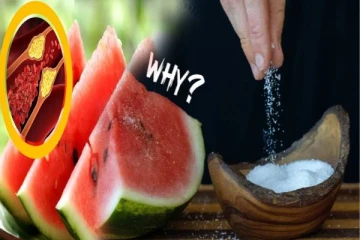 தர்பூசணி பழத்தில் உப்பு தூவி சாப்பிடும் பழக்கம் இருக்கா? அப்போ இந்த ஆபத்து உறுதி!