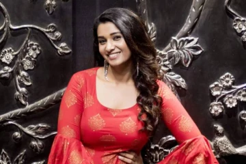 கொள்ளை அழகில் பளபளவென ஜொலிக்கும் பிரியா பவானி சங்கர்-  இணையத்தில் வைரல்!