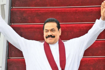 துள்ளிக் குதித்து மகிழ்ச்சியாக வந்த மகிந்த ராஜபக்ச (வீடியோ)