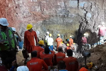 இந்தியாவில் ஆழ்துளை கிணற்றில் விழுந்த  சிறுவனை மீட்க போராடும் மீட்புக் குழு