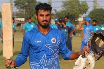 “ரஞ்சித் கிண்ண கிரிக்கட்” முதல் போட்டியிலேயே முச்சதம் பெற்ற சாதனையாளர்! (வீடியோ)