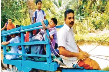 எரிபொருள் நெருக்கடி -மாட்டு வண்டிலில் பாடசாலை செல்லும் மாணவர்கள்