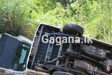 වෑන් රථයක් ප්‍රපාතයකට පෙරළෙයි - (PHOTOS)