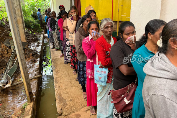 நுவரெலியாவில் மலசல கூட கழிவு நீரால் அசௌகரியத்திற்கு முகங்கொடுக்கும் மக்கள் | Nuwara Eliya Latrine Sewage Causes Discomfort