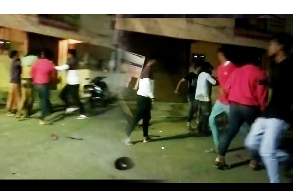 ‘புஷ்பா’ பட பாணியில் சீனியரை அரை நிர்வாணமாக்கி அடித்த ஜூனியர் மாணவர்கள் - அதிர்ச்சி சம்பவம் - தமிழ்நாடு