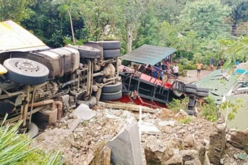 எரிபொருள் ஏற்றிச் சென்ற கொள்கலன் விபத்து: கசிந்த டீசலை அள்ளிச்சென்ற பொதுமக்கள்