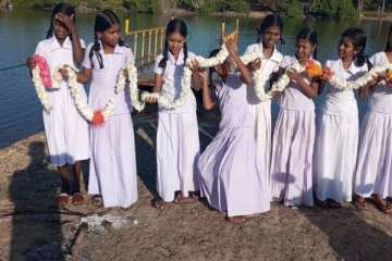 தமிழர் பகுதியில் ஆசிரியரை தேடிச் சென்று வாழ்த்திய மாணவர்கள்!